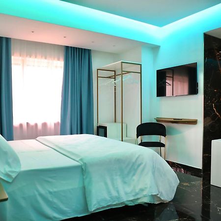 Hotel Max อาแวร์ซา ภายนอก รูปภาพ