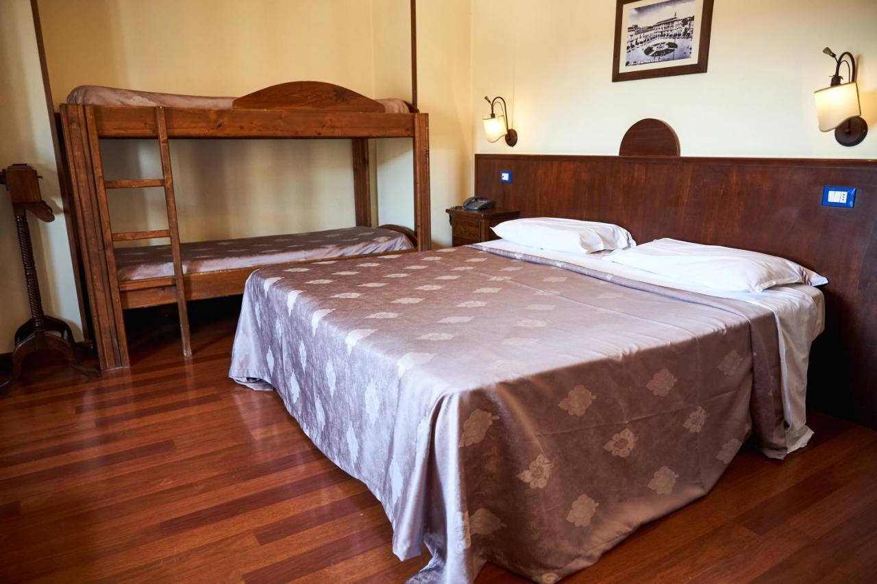 Hotel Max อาแวร์ซา ภายนอก รูปภาพ