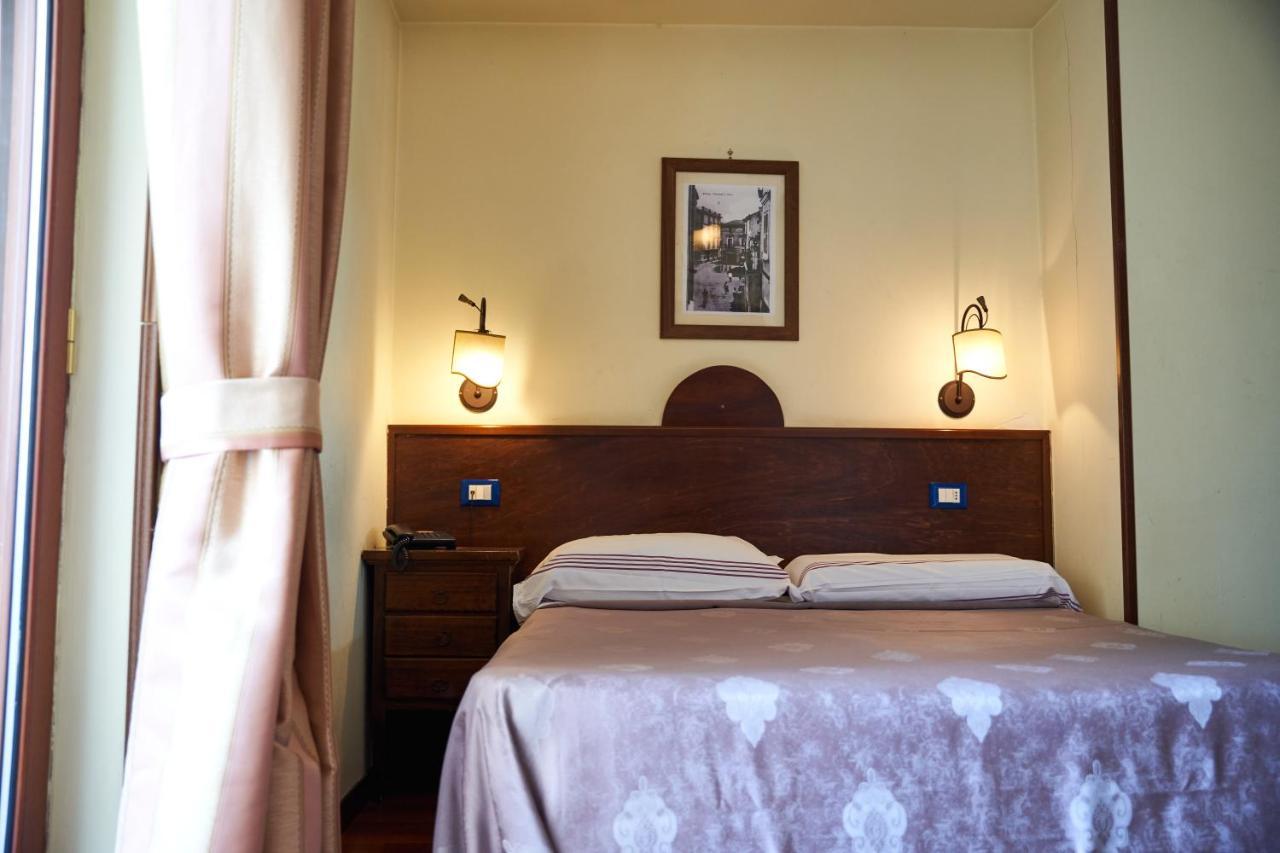 Hotel Max อาแวร์ซา ภายนอก รูปภาพ