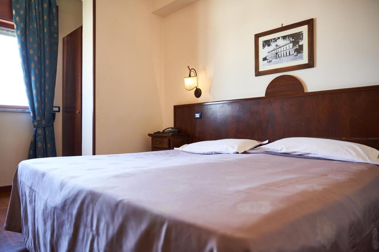 Hotel Max อาแวร์ซา ภายนอก รูปภาพ