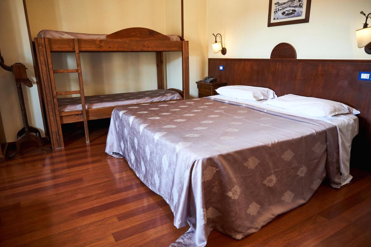 Hotel Max อาแวร์ซา ภายนอก รูปภาพ