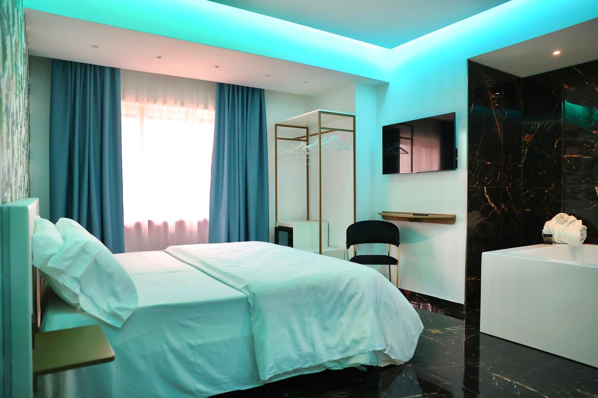Hotel Max อาแวร์ซา ภายนอก รูปภาพ