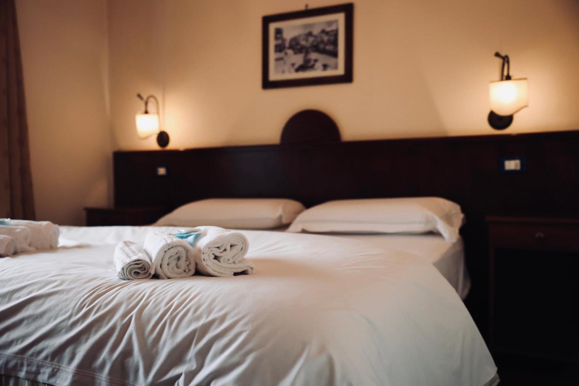 Hotel Max อาแวร์ซา ภายนอก รูปภาพ