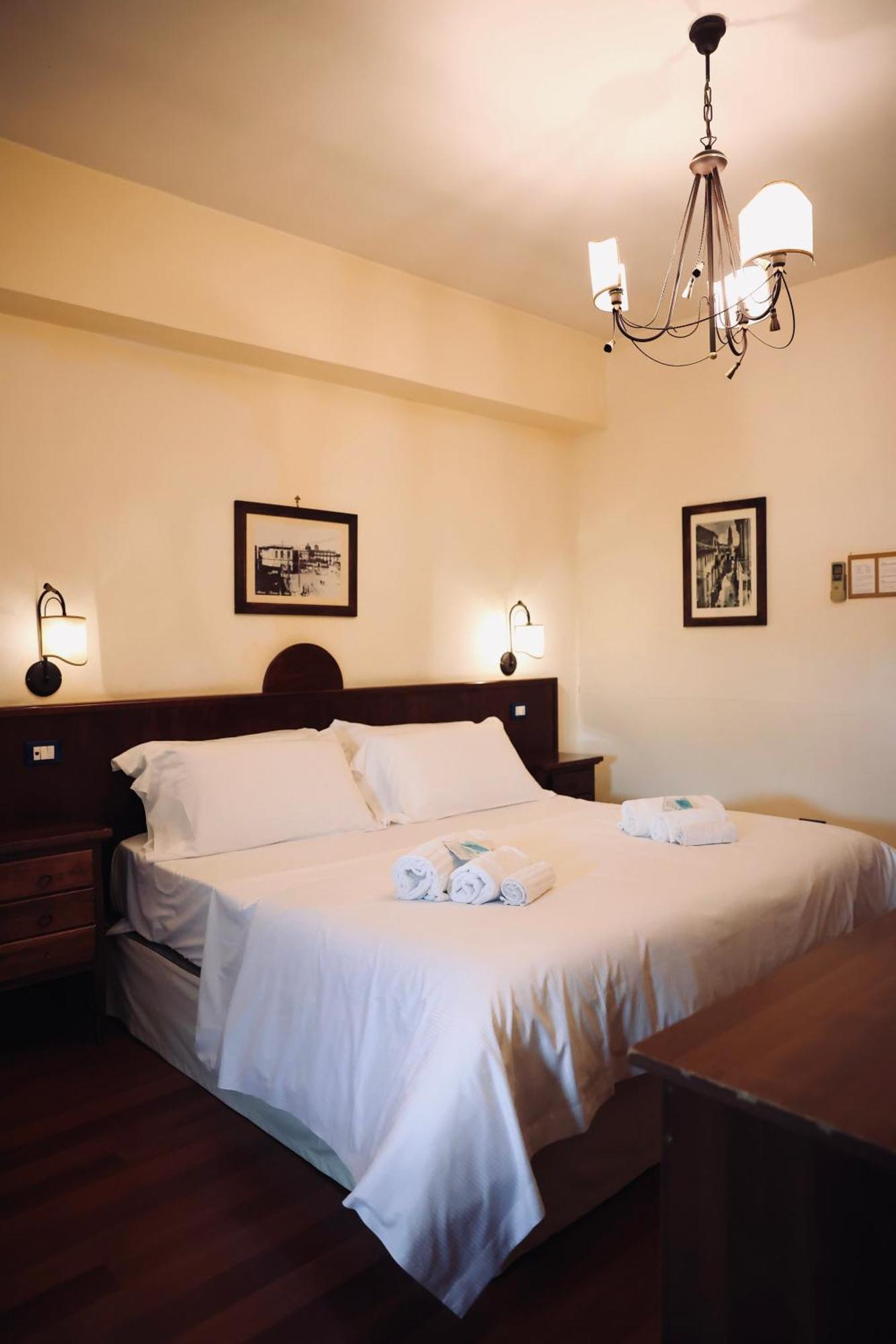 Hotel Max อาแวร์ซา ภายนอก รูปภาพ