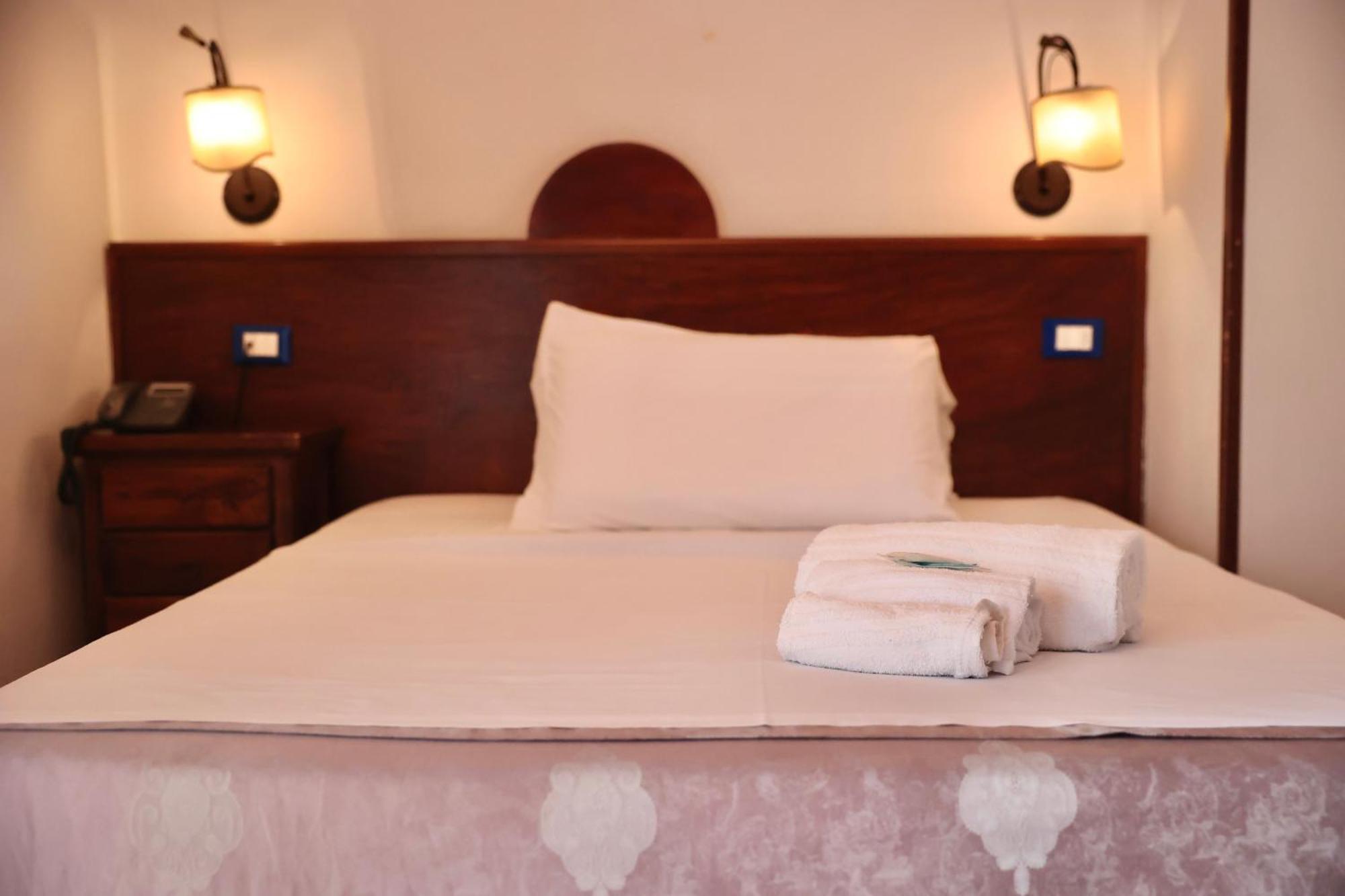 Hotel Max อาแวร์ซา ภายนอก รูปภาพ