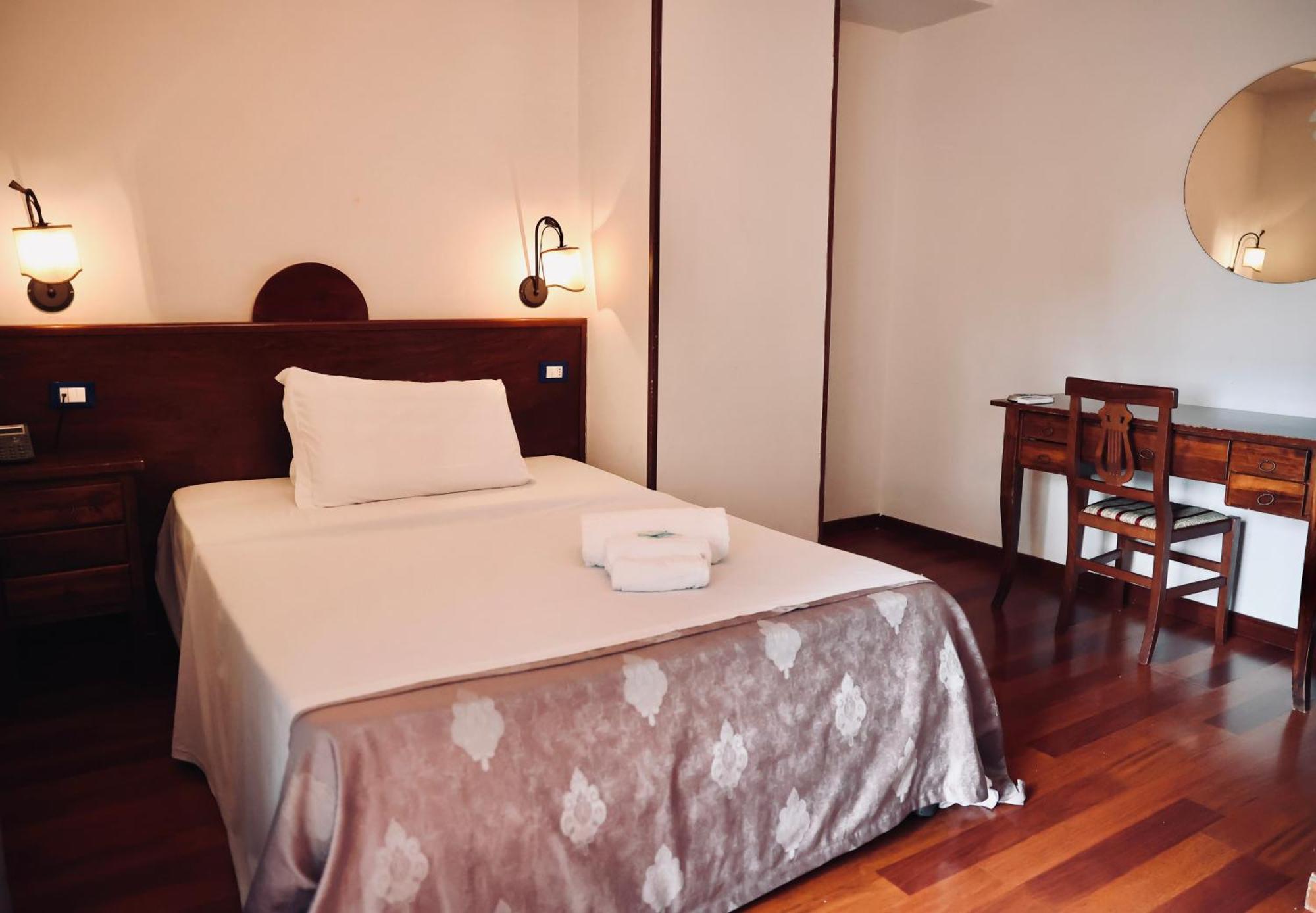Hotel Max อาแวร์ซา ภายนอก รูปภาพ