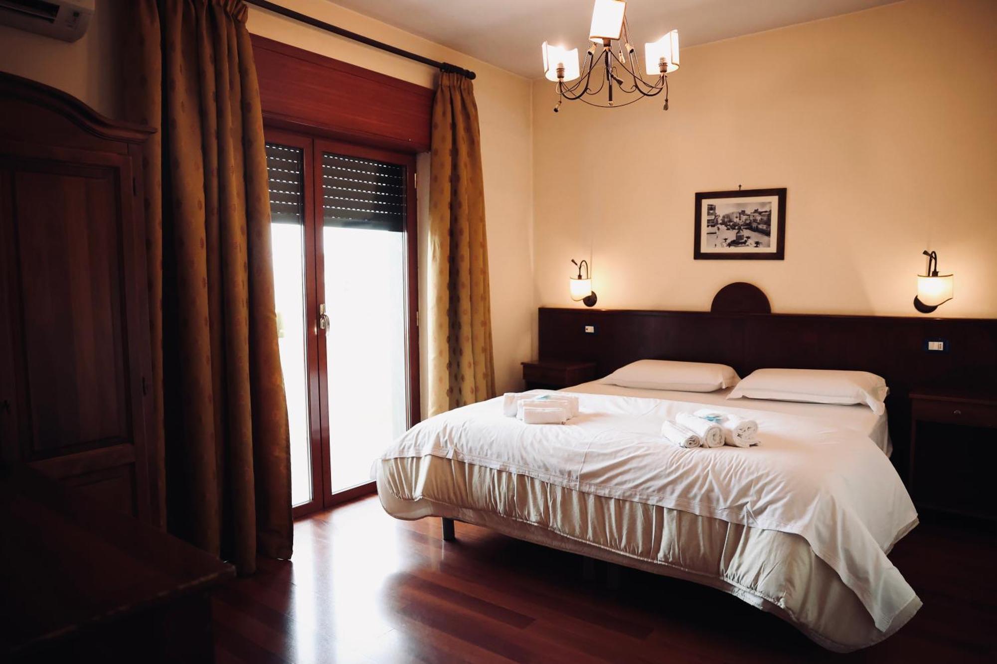 Hotel Max อาแวร์ซา ภายนอก รูปภาพ