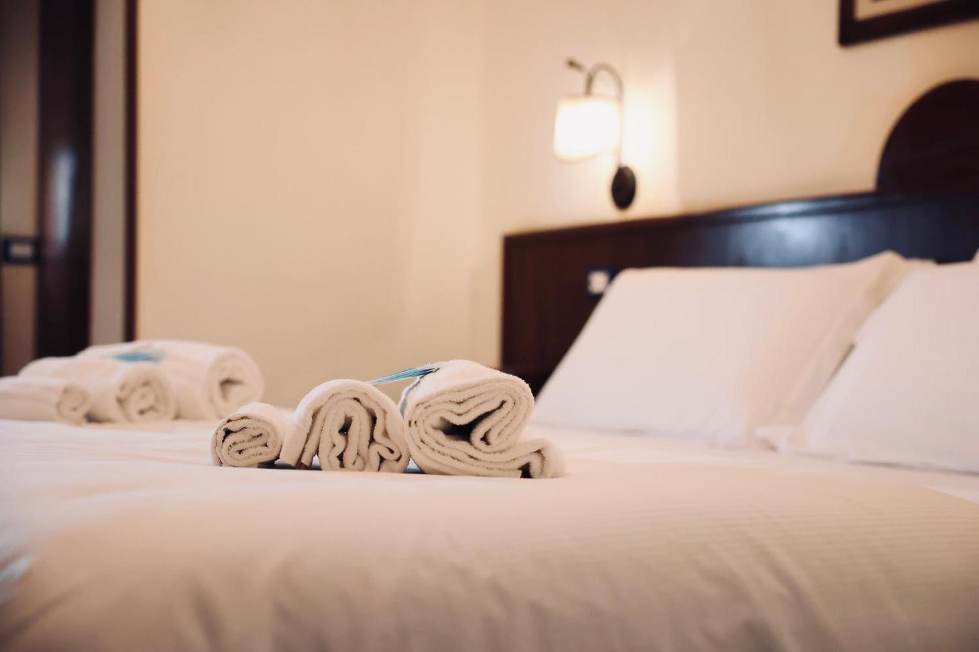 Hotel Max อาแวร์ซา ภายนอก รูปภาพ