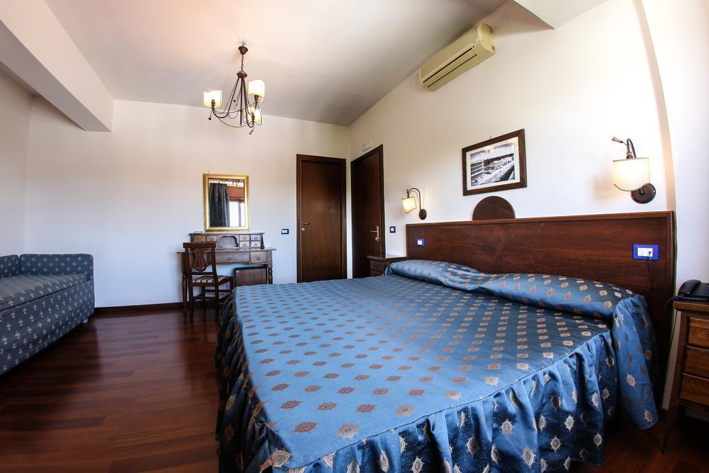 Hotel Max อาแวร์ซา ภายนอก รูปภาพ