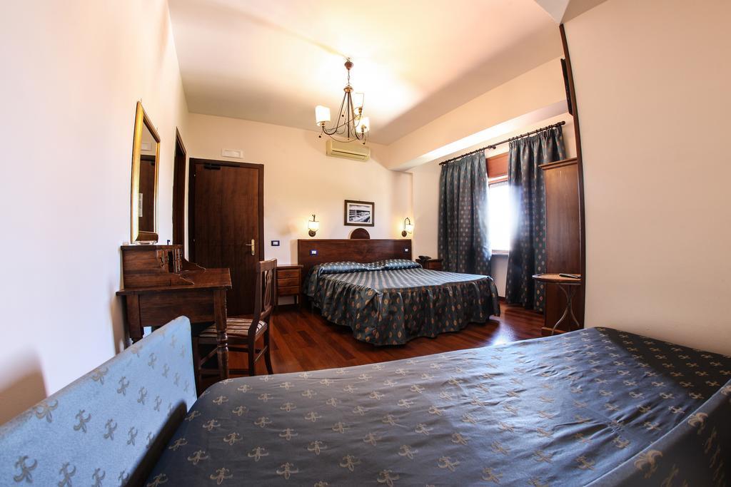 Hotel Max อาแวร์ซา ภายนอก รูปภาพ